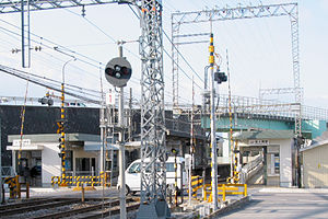 車站外觀（跨線橋是伊勢電氣鐵道（日語：伊勢電気鉄道）廢線遺址 現時變成三重縣道756號松阪環狀線（日語：三重県道756号松阪環状線））