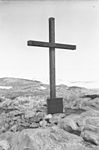 Kreuz und Gedenktafel am Kap Denison in George-V.-Land, errichtet von Douglas Mawson auf einem Hügel 300 m südwestlich des Haupthauses der Australasiatischen Antarktisexpedition von 1911 bis 1914. Das Kreuz und die Gedenktafel erinnern an die Expeditionsteilnehmer Belgrave Ninnis und Xavier Mertz, die 1913 während der Expedition den Tod fanden.[Anm 1]