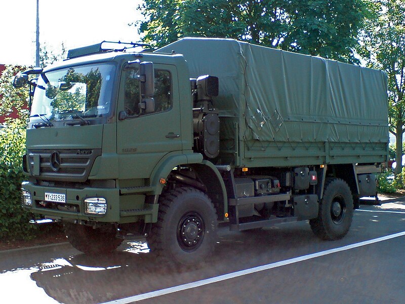 http://upload.wikimedia.org/wikipedia/commons/thumb/5/53/Mercedes_Benz_Axor_1829_A_4x4_Bundeswehr.jpg/800px-Mercedes_Benz_Axor_1829_A_4x4_Bundeswehr.jpg