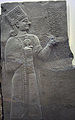 Sen hittitisk relief fra ca. 900-800 f.Kr. forestiller gudinden Kubaba med et granatæble i hånden