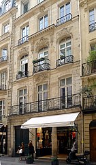 モントルグイユ通り15, 17, 19番地は18世紀建築のイムーブル(居住建物)が並ぶ。