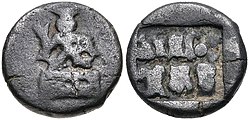 Coin of the Panchalas of Ahichhatra (75-50 BCE). 아히차트라의 판찰라족 동전 (기원전 75-50년). 오브 인드라는 받침대 위에 마주보고 앉아 두 갈래로 갈라진 물체를 들고 있다. 브라흐미 문자로 새겨진 이드라미트라사, 판찰라 기호.