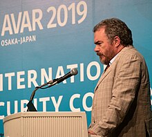 Пол Викси выступает с программной презентацией на AVAR 2019