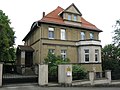 Villa mit straßenseitiger Einfriedung