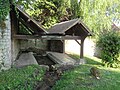 Le lavoir de la Cascade, rue de la Cascade, à l'angle avec la rue Basse. Ce lavoir n'a toutefois aucun rapport avec la cascade.