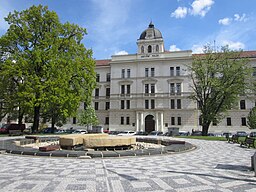 Justiční palác a fontána na náměstí Kinských