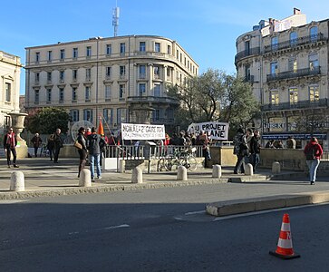 Manifestations sur la place contre la Gare de Montpellier-Sud-de-France.