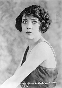 Portrait de l'actrice française Renée Adorée, vers 1922. (définition réelle 4 976 × 6 991)