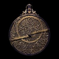 Astrolabe en laiton du XVIe siècle (musée des arts et métiers, Paris). (définition réelle 3 283 × 3 283)
