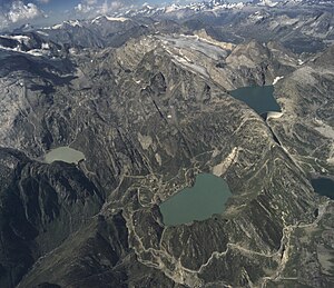 Drei der acht Stauseen der Maggia Kraftwerke bei Robièi. Von links nach rechts: Lago del Zött, Lago di Robièi und Lago dei Cavagnöö.