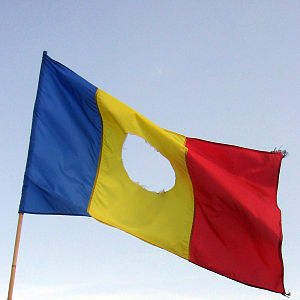 Flagge ohne Wappen Rumäniens als Zeichen der Revolution
