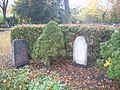 Gedenkstein für neun sowjetische sowie ein Grabstein für einen niederländischen Zwangsarbeiter auf dem Friedhof