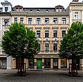 Mietshaus in geschlossener Bebauung, mit Laden