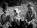 Matthew Beard, o cão Petey (Pete the Pup), e Bobby Hutchins no episódio "School's Out", de 1930.