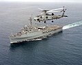 L'USS Denver survolé par un SH-60 Seahawk dans l'océan Pacifique (30 septembre 1997).