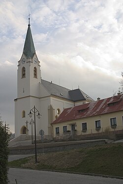 farní kostel a původní fara (před r. 2020)