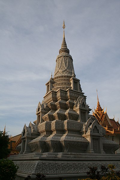 File:Stupa of King Suramarit.jpg