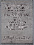 Türkenkugel aus der Zeit der Zweiten Wiener Türkenbelagerung 1683. Bei der heute zu sehenden „Türkenkugel“ handelt es sich um eine Nachbildung, da das Original entwendet worden ist.