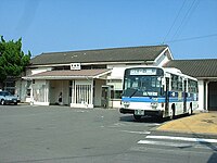 高鍋駅で待機中の西都行きバス