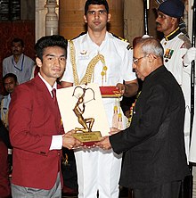 Президент Шри Пранаб Мукерджи вручает Премию Арджуны за 2016 год Шри Шиве Тапе за бокс на блестящей церемонии в Раштрапати Бхаван в Нью-Дели 29 августа 2016 года.