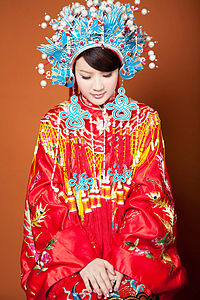  Vestido de casamento tradicional chinês com arranjo de cabeça "coroa de fênix" (鳳冠), ao estilo da Dinastia Qing. Ainda usado em muitas partes do sudoeste asiático, inclusive Taiwan.