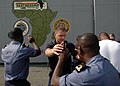 Unterweisung einer internationalen Trainingseinheit an Bord des amphibischen Landungsschiffes der US Navy USS Nashville in Bezug auf Verfahren zur Inspektion, Durchsuchung und Festnahme von Straftätern, Sekondi, 25. Februar 2009, 003