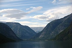 Veitastrondsvatnet og Jostedalsbreen (0395).jpg