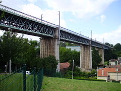 Vue du viaduc ferroviaire de Marly-le-Roi depuis un chemin latéral au nord du viaduc.