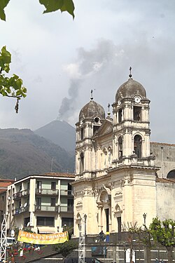 Farní kostel Santa Maria Della Provvidenza, v pozadí Etna