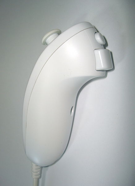 Herní ovladač Wii Nunchuk obsahuje dvojici tlačítek, joystick a akcelerometr.
