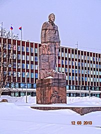 Կուուսինենի հուշարձանը ձմռանը, հետին պլանում քաղաքի վարչակազմի շենքն է
