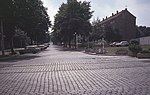 Gleisreste in der Lohmühlenstraße Ecke Karl-Kunger-Straße, 1990. Die zweigleisige Strecke im Vordergrund führte bis 1945 über die Wiener Brücke weiter nach Kreuzberg.