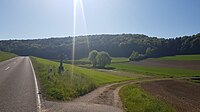 Rückhaltebecken Oberbalbach, talaufwärts vor dem Ortseingang, links die K 2847 in Richtung Neubronn und Oesfeld