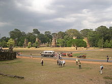 Blick von der Terrasse der Elefanten nach Nordost (links) und Südost (rechts)