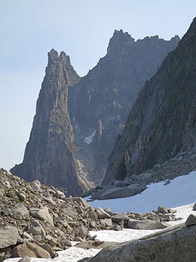 De gauche à droite, l'aiguille de l'M, le col de la Buche et les Petits Charmoz, versant sud-ouest.