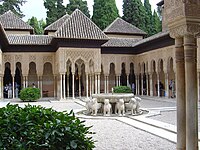 Der Löwenpalast in der Alhambra von Granada, einem Beispiel für maurische Kunst.