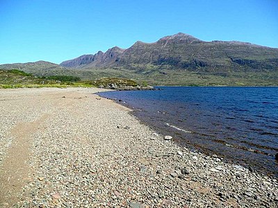 Ufer des Loch Assynts, dahinter der lange Nordnordwestgrat des Quinags