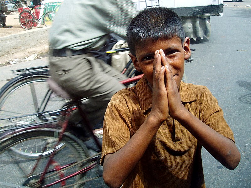 800px-Boy_begging_in_Agra.jpg