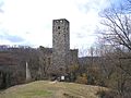 Nordostansicht mit der Brücke und dem schlanken Bergfried