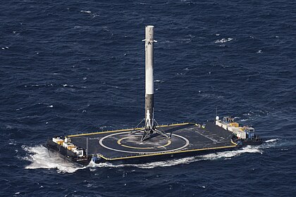 První úspěšné přistání prvního stupně Falconu 9 FT na autonomní plovoucí plošině Of Course I Still Love You 300 km od floridského pobřeží, a to 9 minut po startu lodi Dragon C110 na zásobovací misi SpaceX CRS-8 k Mezinárodní vesmírné stanici (přistání 8. dubna 2016, 20:52:10 UTC)