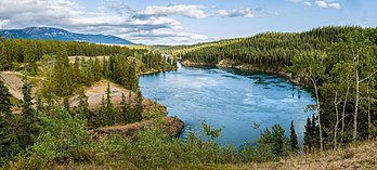 Le Miles Canyon, formation basaltique de la vallée du fleuve Yukon, dans le Nord-Ouest canadien. (définition réelle 8 429 × 3 793)