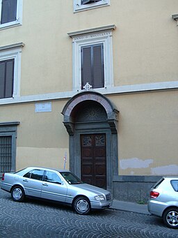 Kyrkans ingångsportal vid Via di San Sebastianello.