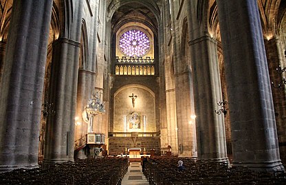 La tribune du chœur de la paroisse, le maître autel, la chaire et la rose occidentale.