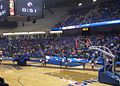 Die Halle am Tag ihrer Eröffnung. Die Einweihungszeremonie zwischen einem Frauen- und Männer-Basketballspiel