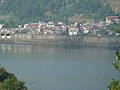 Du lac de retenue de la Piastra, vue vers le nord sur le bourg d'Entracque