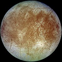 Fotografia de Europa, uma lua de Júpiter, que possui gelo em sua superfície.