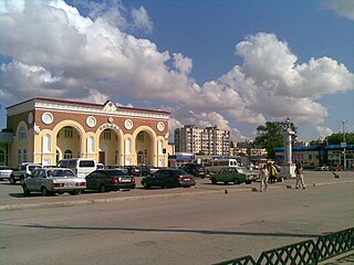 Вид на железнодорожный вокзал со стороны города