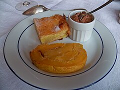 Tarte tatin, gâteau de courge et mousse au chocolat.