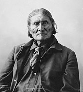 Geronimo, Chiricahua Apache leader. Photograph by Frank A. Rinehart (1898). GeronimoRinehart.jpg