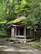 江戸時代の僧・良寛が住んだことで知られる国上山・国上寺の五合庵（新潟県燕市）